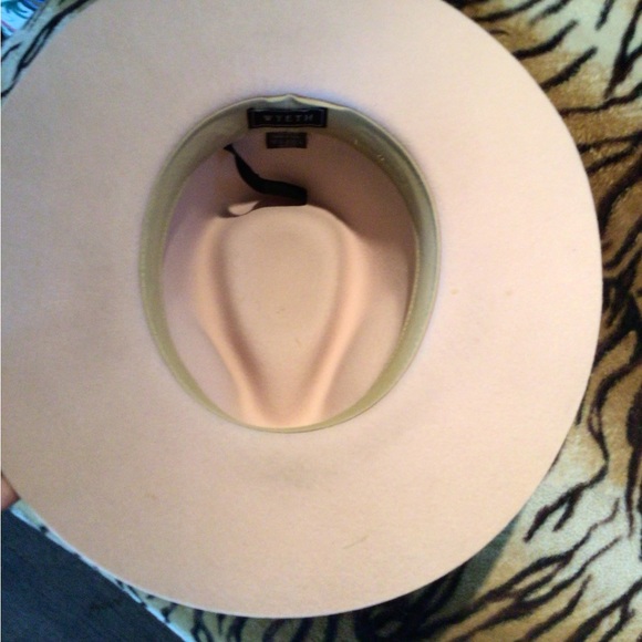 ! Host pick! 💕RARE Wyeth pale pink feather wool rancher - Picture 4 of 7